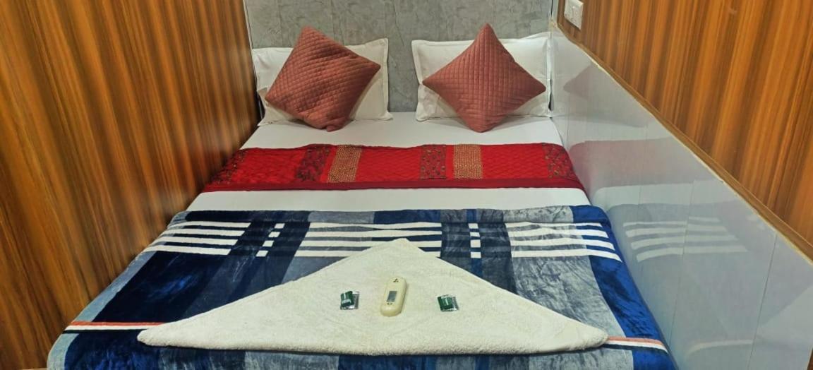 Amaan Hotel ムンバイ エクステリア 写真