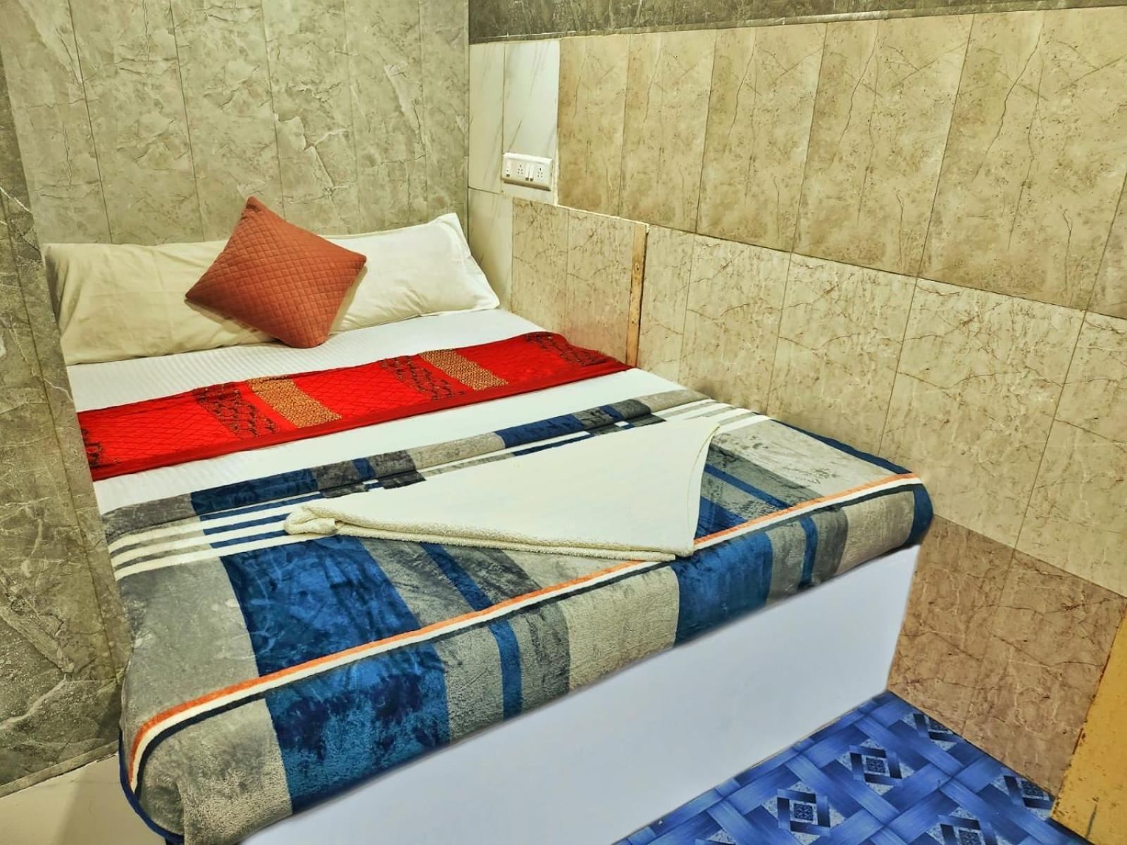 Amaan Hotel ムンバイ エクステリア 写真
